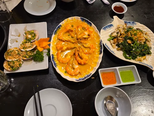 가리비, 새우, 해산물 볶음 등 다양한 요리가 차려진 목식당 테이블