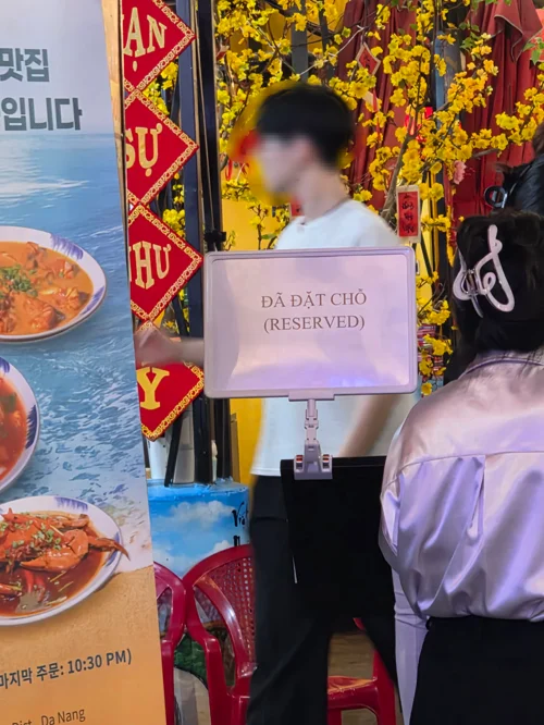 예약석 안내 표지판이 있는 목식당 입구