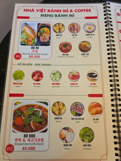 베트남 바인미 전문점 메뉴판, 바게트와 조림 요리 사진 표시