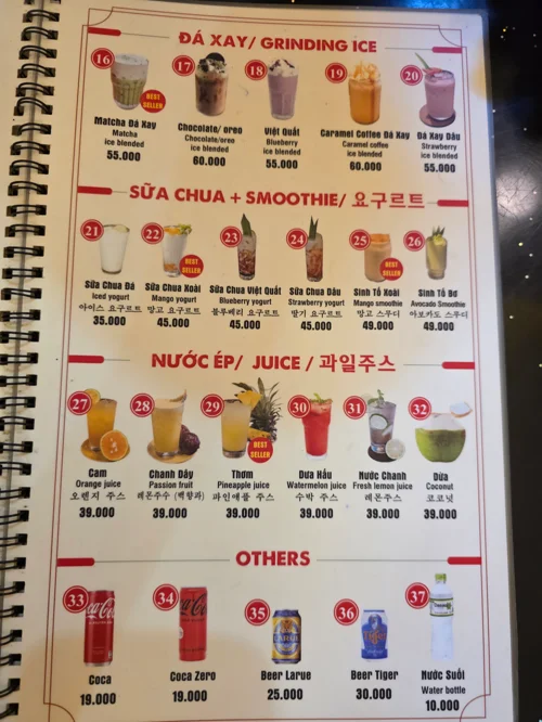 베트남어와 한글로 표기된 카페 음료 메뉴판, 스무디와 주스 카테고리
