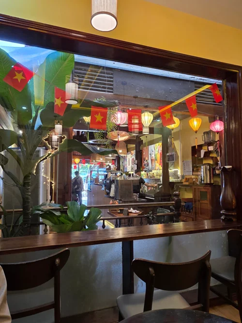 베트남 국기와 컬러풀한 등불로 장식된 베트남 레스토랑 실내