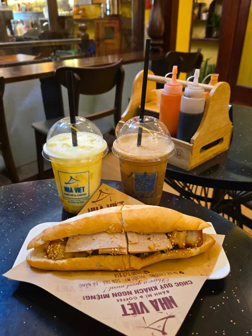 나비엣 반미와 음료 세트