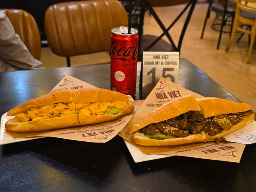 나비엣 반미 두 개와 콜라