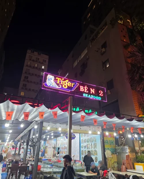 Tiger BEN 2 네온간판이 있는 베트남 노천 식당의 밤 풍경