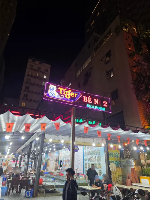 Tiger BEN 2 네온간판이 있는 베트남 노천 식당의 밤 풍경