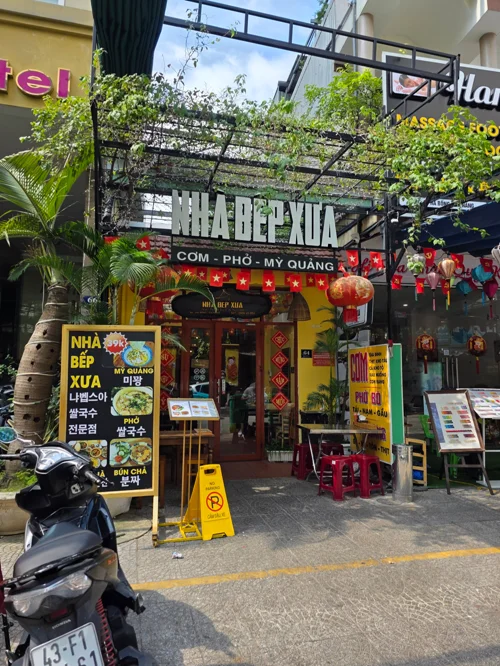빨간 등과 전통 장식으로 꾸며진 베트남 음식점 나벱수아의 입구 전경