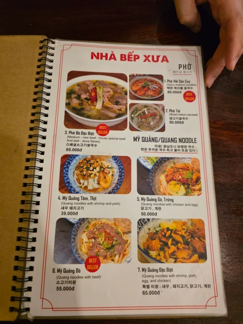 베트남 음식점 메뉴판에 쌀국수와 꽝 누들 요리 사진과 가격이 표시되어 있음