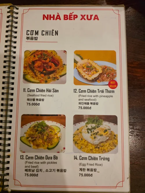 베트남 레스토랑의 볶음밥 메뉴판, 4가지 종류의 볶음밥 사진과 가격 표시