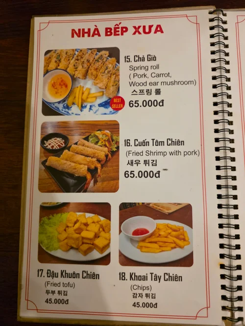 베트남 레스토랑 메뉴판에 스프링롤, 새우튀김, 두부튀김, 감자칩 사진과 가격이 표시된 모습