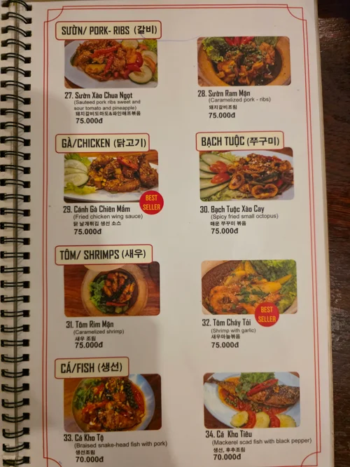 베트남 레스토랑 메뉴판에 돼지고기, 닭고기, 새우, 생선 요리가 사진과 함께 표시됨