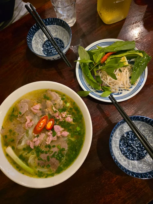 나벱수아 소고기 쌀국수와 숙주, 허브가 담긴 접시