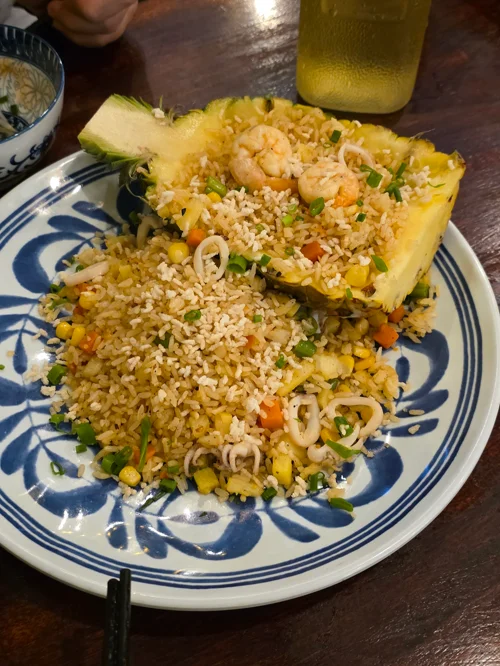 파인애플 껍질에 담긴 해산물 볶음밥