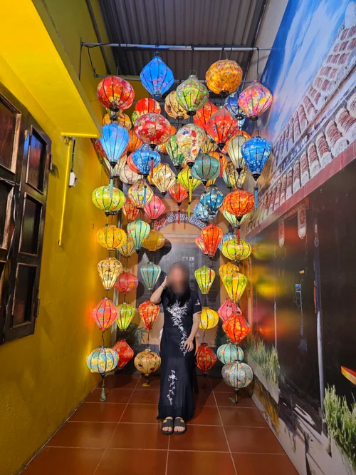 형형색색의 베트남 전통 랜턴이 천장부터 바닥까지 장식된 포토존