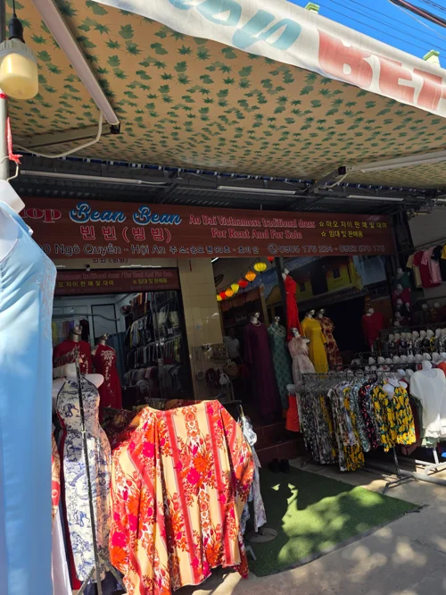 호이안 전통 의상 가게 외관, 빨간색 아오자이와 다양한 전통 의상들