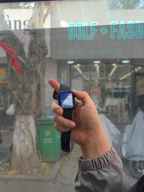 버스 정류장 앞에서 파란색 텀블러를 든 손