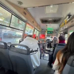 하노이 시내버스 내부에서 바라본 승객들과 거리 풍경