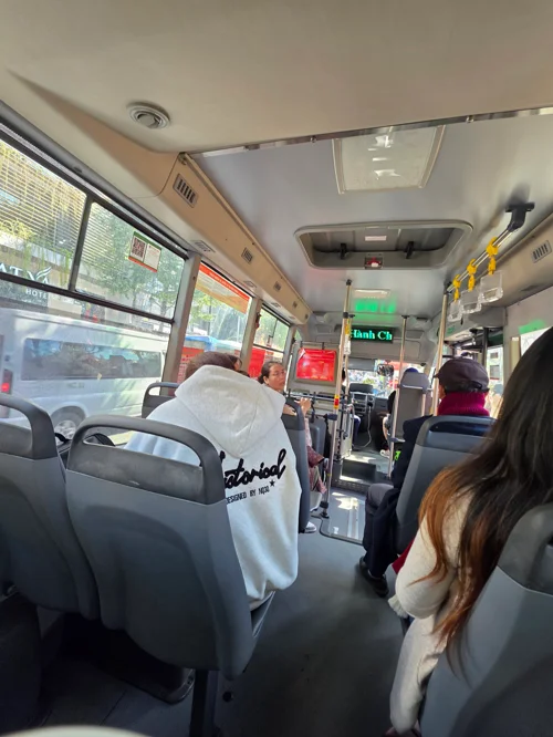다낭-호이안 시내버스 내부 모습, 승객들과 거리 풍경