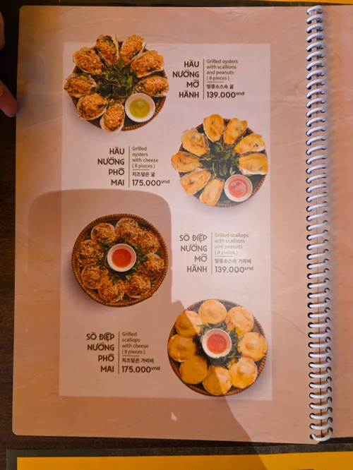 베트남 레스토랑 메뉴북에 소개된 그릴드 굴과 새우 요리 네 가지