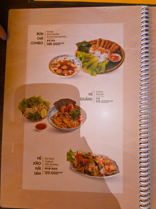 베트남 레스토랑 메뉴판에 표시된 분짜 콤보, 미꽝, 미싸오하이산 세트 메뉴