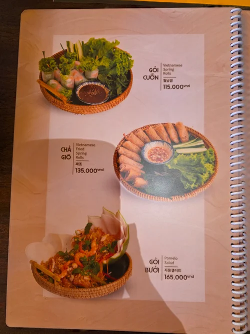 베트남 전통 요리 월남쌈, 튀김 스프링롤, 파파야 샐러드가 표시된 레스토랑 메뉴판