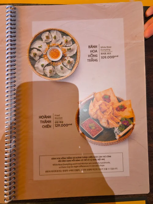 화이트 로즈 만두와 튀김 완탄이 표시된 베트남 레스토랑 메뉴판