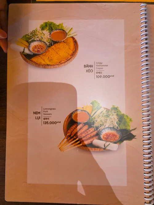 베트남 반쎄오와 넴루이 메뉴가 담긴 레스토랑 메뉴판