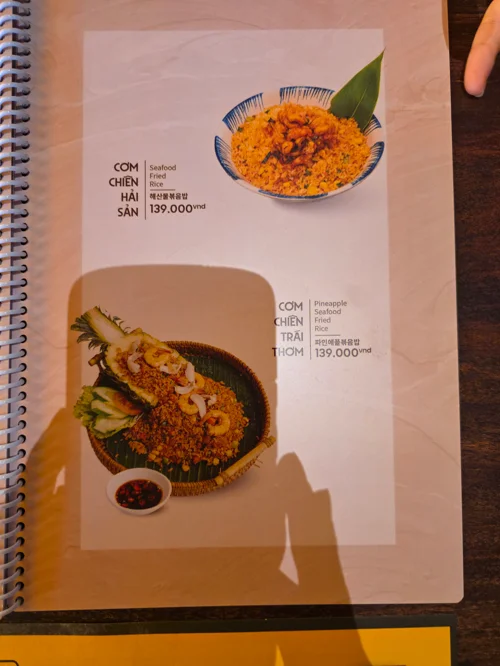 베트남 레스토랑의 해산물 볶음밥과 파인애플 볶음밥 메뉴