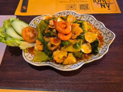 안토이 레스토랑의 모닝글로리 해산물 볶음 요리