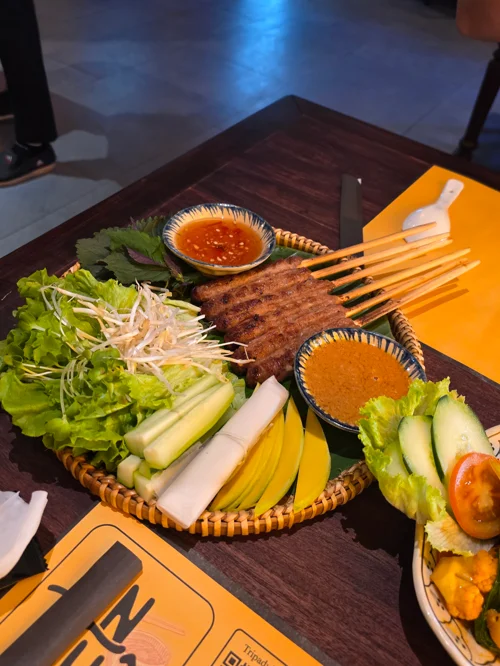 안토이 레스토랑의 넴루이 세트, 돼지고기 꼬치와 채소