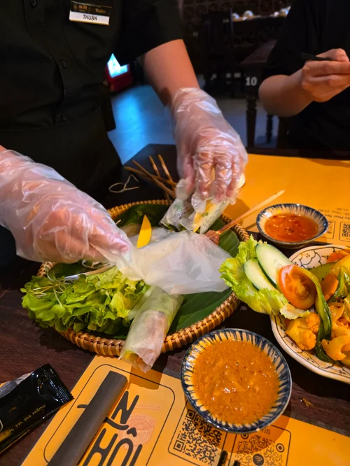 안토이 직원이 넴루이 싸는 방법을 시연하는 모습