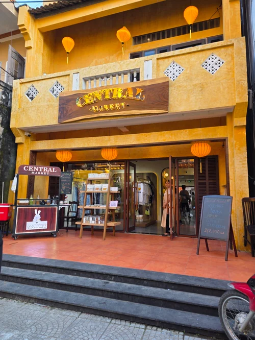 호이안 올드타운의 노란색 건물과 등불이 있는 센트럴 마켓 외관