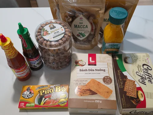 테이블 위에 놓인 베트남 쿠키, 포보 인스턴트 면, 마카다미아, 칠리소스 등 다양한 식재료