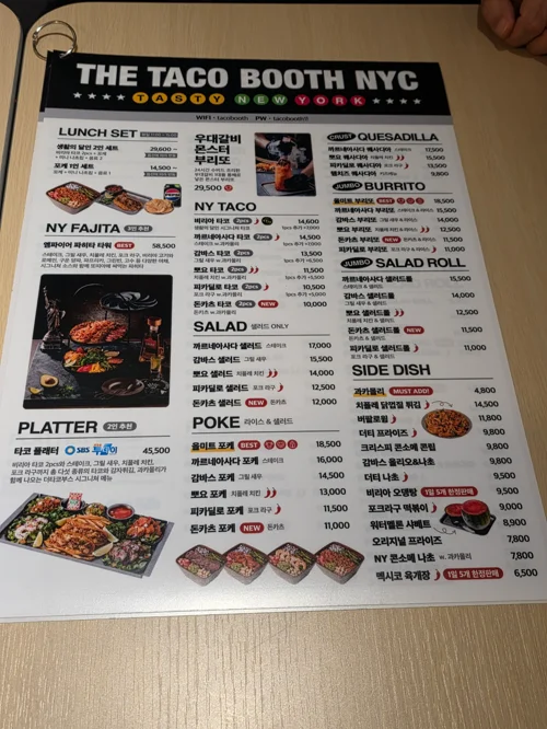 THE TACO BOOTH NYC 메뉴판, 타코와 파히타 등 멕시칸 요리 메뉴 및 가격 표시