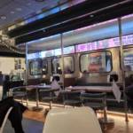 지하철 객차를 활용한 좌석 공간이 있는 현대적인 카페 인테리어
