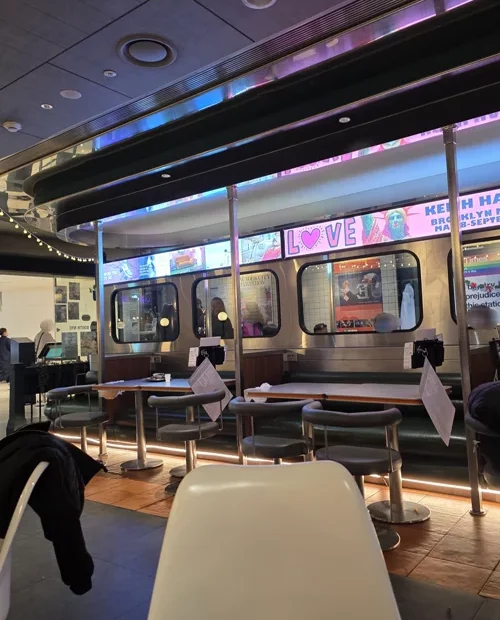 지하철 객차를 활용한 좌석 공간이 있는 현대적인 카페 인테리어
