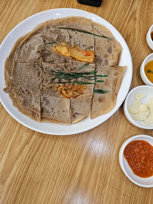 메밀전 위에 나물과 계란지단을 올린 전통 메밀전병 요리