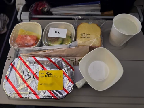 비행기 좌석 테이블 위에 놓인 기내식 트레이 전체 모습
