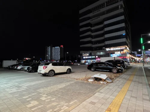 밤에 촬영한 도심 주차장과 상업건물, 고층 아파트의 야경