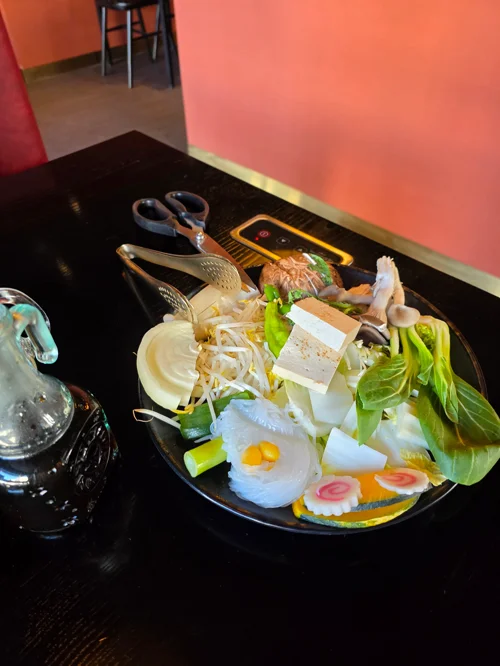 스키야키 재료가 담긴 접시 - 청경채, 두부, 버섯, 숙주, 어묵, 메추리알 등