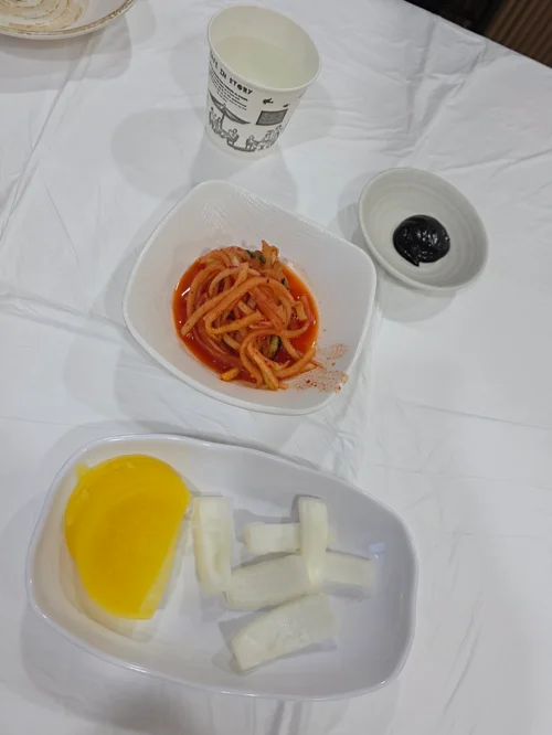 가보오토종닭 기본 반찬 - 무생채, 단무지, 양파, 춘장 소스