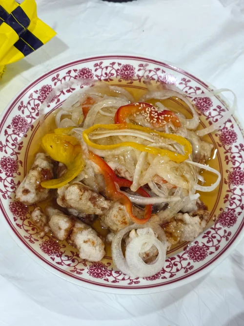 가보오토종닭 탕수육 - 꽃무늬 접시에 바삭한 찹쌀탕수육과 파프리카, 양파