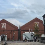 붉은 벽돌로 지어진 가네모리 레드 브릭 웨어하우스 건물 전경과 중앙 광장