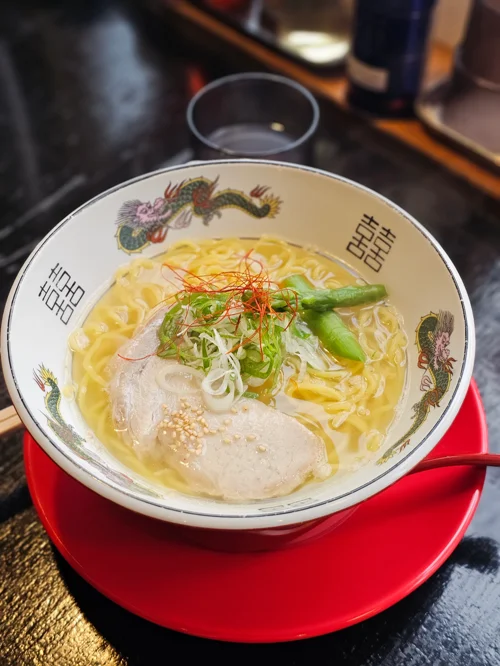 용 문양이 그려진 하얀 그릇에 담긴 일본식 라멘 요리