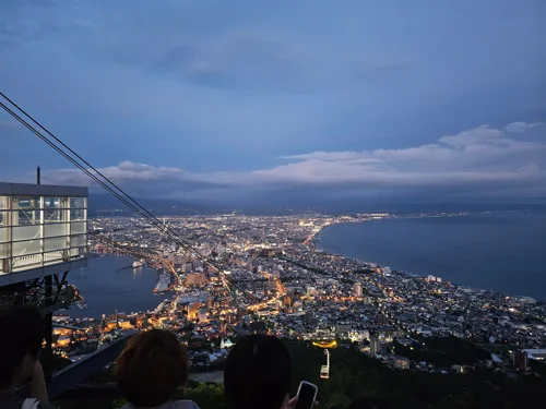 하코다테산 전망대에서 본 황혼의 하코다테 시가지 전경과 바다