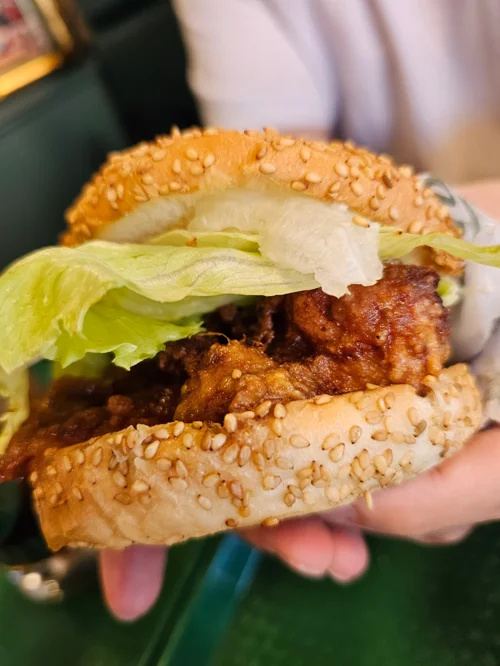 럭키삐에로 차이니즈치킨버거를 손에 들고 있는 모습