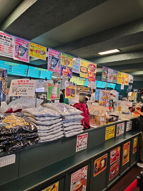 럭키삐에로 매장 카운터와 굿즈 코너