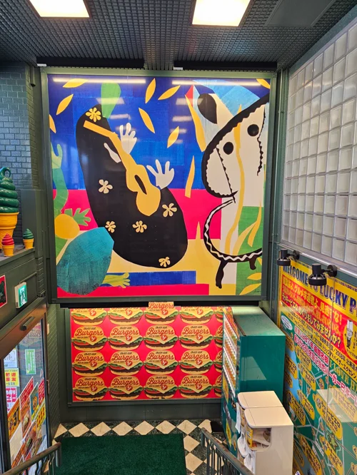 럭키삐에로 하코다테에키마에점 내부 마티스 스타일 벽화