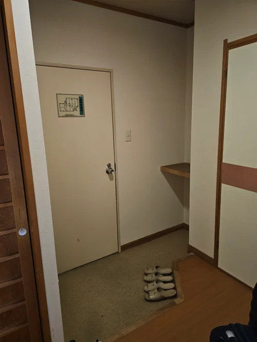 현관 바닥에 슬리퍼가 놓인 미니멀 인테리어의 일본식 료칸 현관