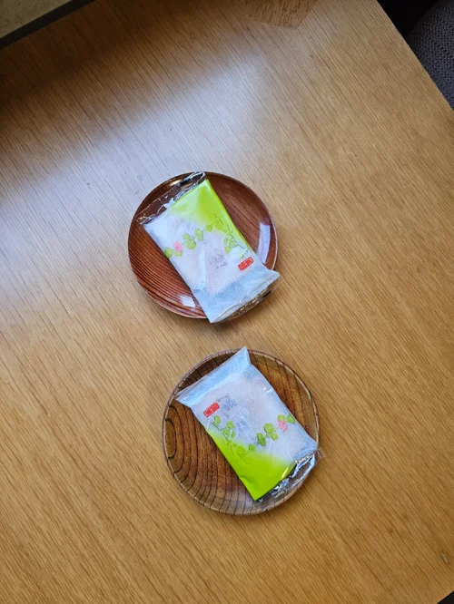 나무 접시 위에 놓인 일본 전통 과자 웰컴 스낵