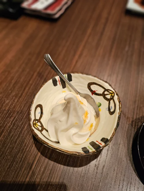 화려한 문양의 도자기 그릇에 담긴 소프트크림 디저트